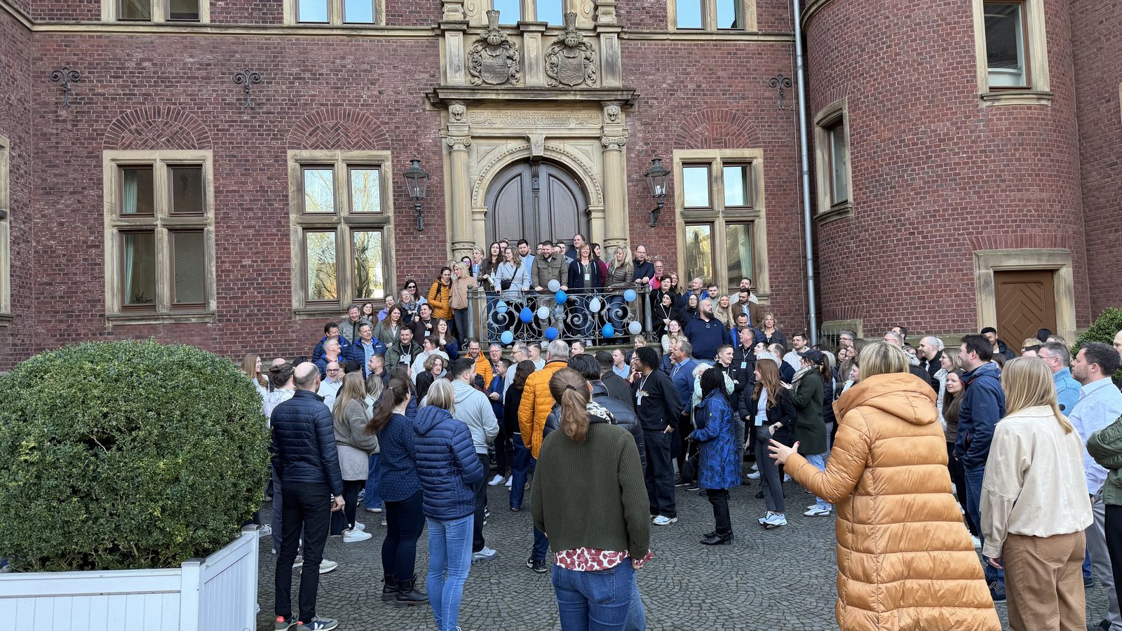 Der Bereich Sales & Operations der DEW21-Gruppe versammelt sich vor Schloss Krickenbeck