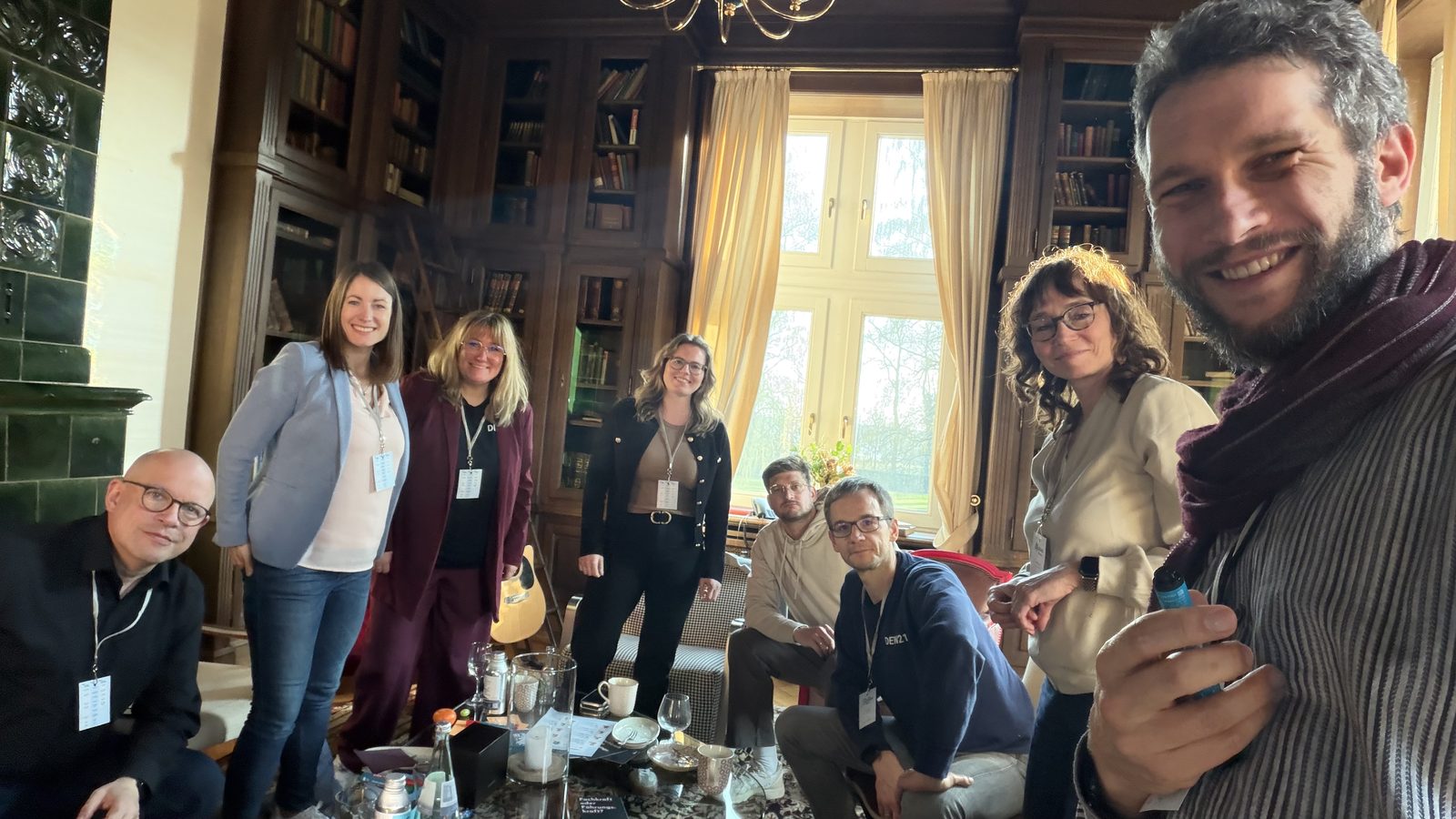 Kleine Gruppe im Gespräch in der Bibliothek von Schloss Krickenbeck
