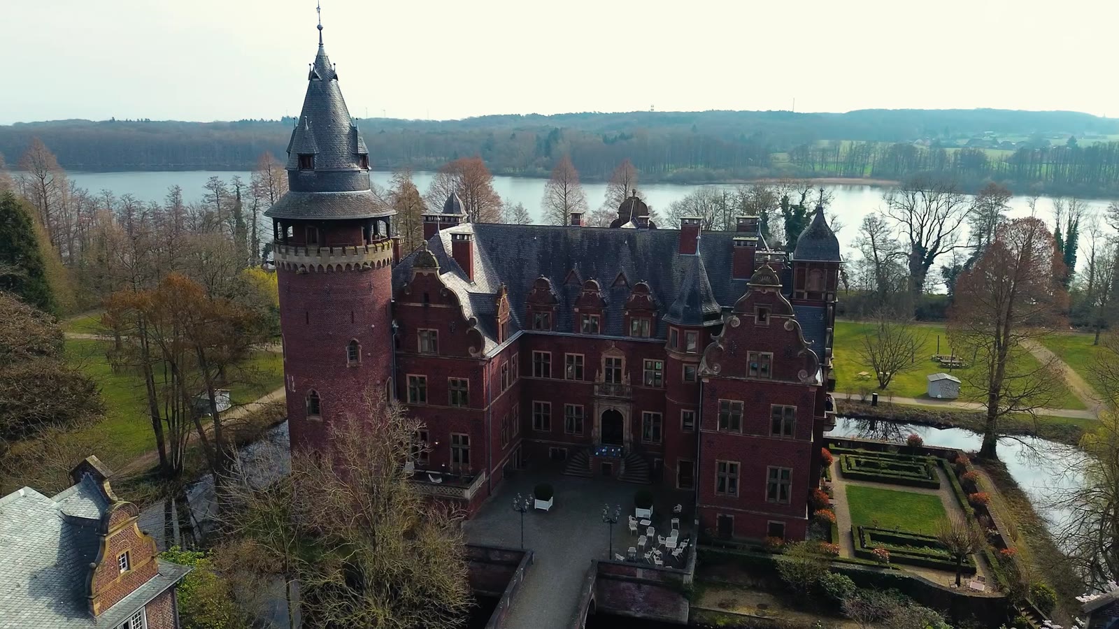 Schloss Krickenbeck aus der Luft — Veranstaltungsort des Auswärtsspiels 2026 der DEW21-Gruppe